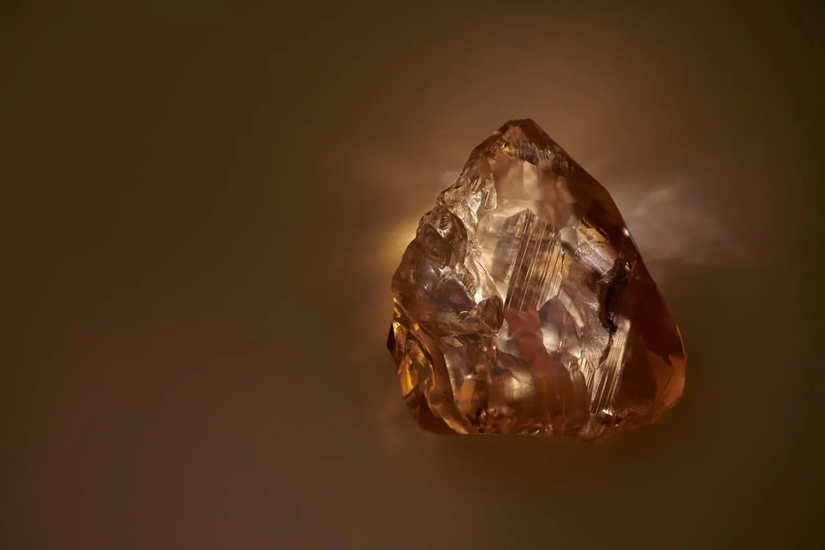 Размеры камня — 56х54х22. Фото © Telegram / ALROSA