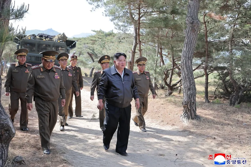 Ким Чен Ын на учениях. Фото © ЦТАК