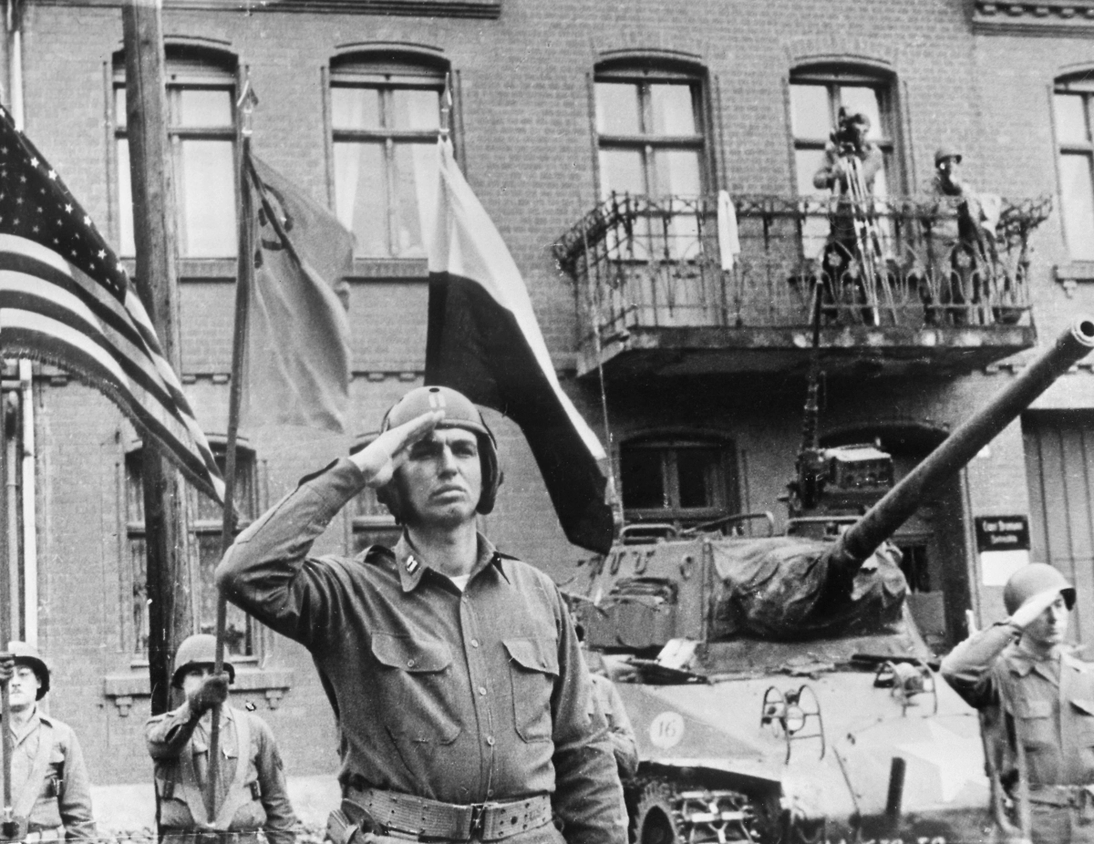 Американский офицер, приветствующий советских воинов в мае 1945 года в Германии. Фото © Марк Редькин/ТАСС