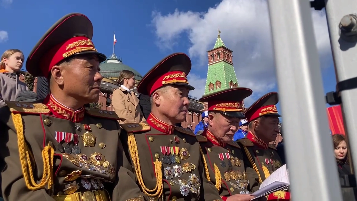 Офицеры ВС КНДР на трибунах на Красной площади. Обложка © Life.ru