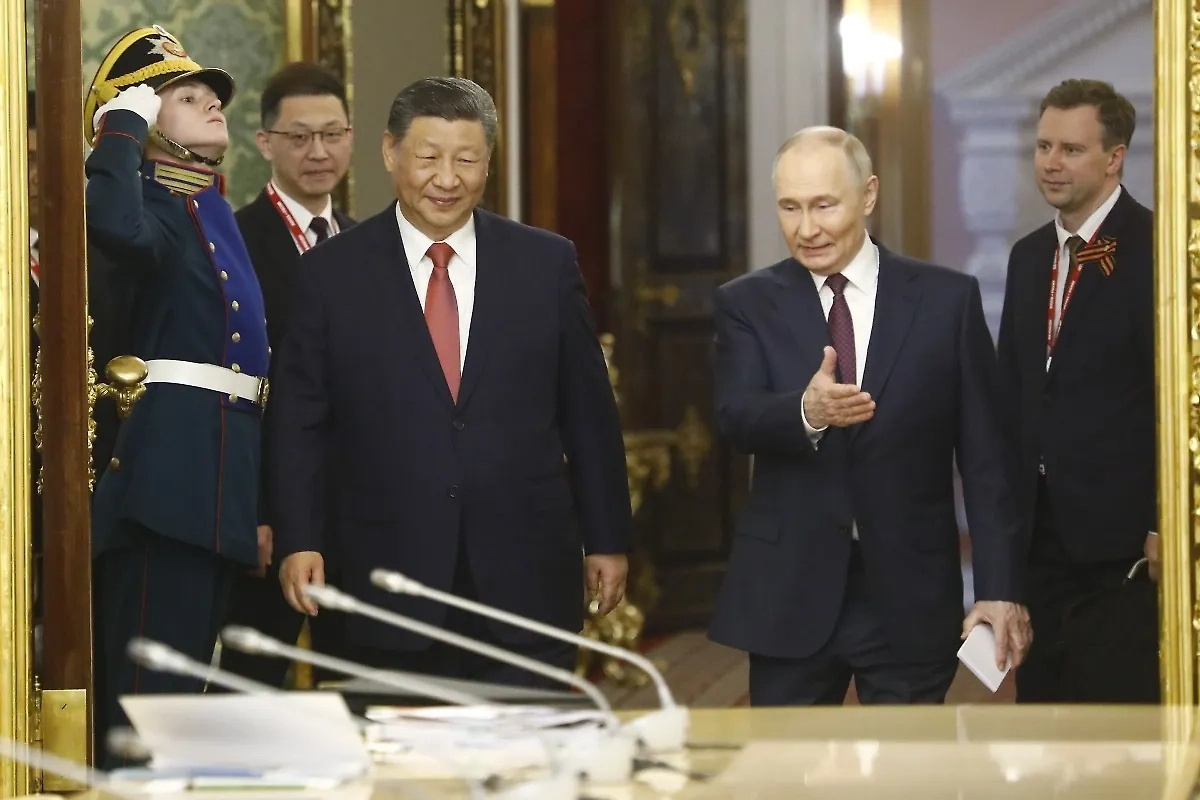 Си Цзиньпин на встрече с Путиным. Обложка © Life.ru