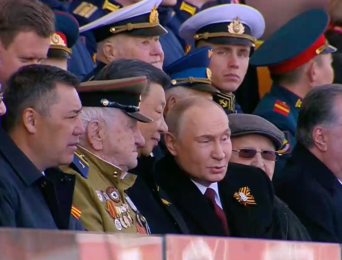 99-летний Евгений Знаменский (в зелёной форме и фуражке) сидел на параде рядом с Путиным и Си Цзиньпином. Фото © Life.ru