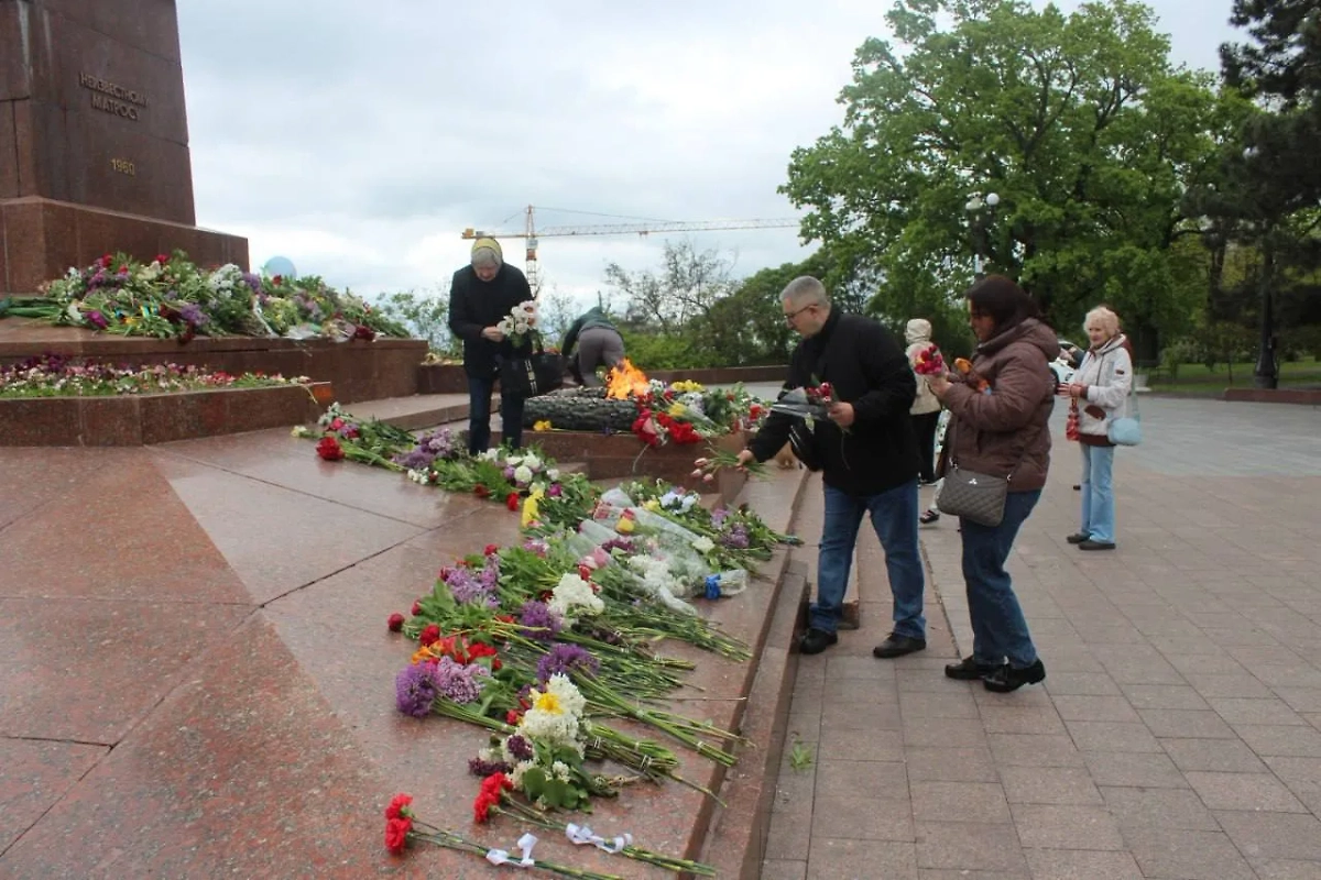 Памятник Неизвестному матросу в Одессе на 9 мая. Обложка © Соцсети