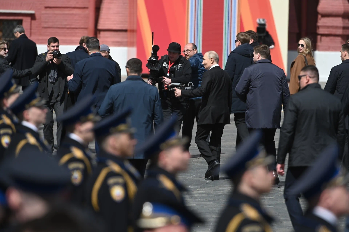 Путин оценил Парад Победы, показав большой палец. Обложка © Life.ru