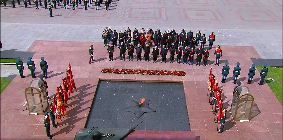 Владимир Путин и мировые лидеры возлагают цветы на Могилу Неизвестного Солдата. Обложка © Life.ru