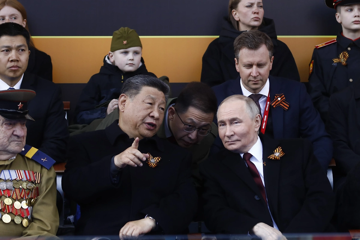 Президент России Владимир Путин и председатель КНР Си Цзиньпин на Параде Победы в Москве. Обложка © Life.ru