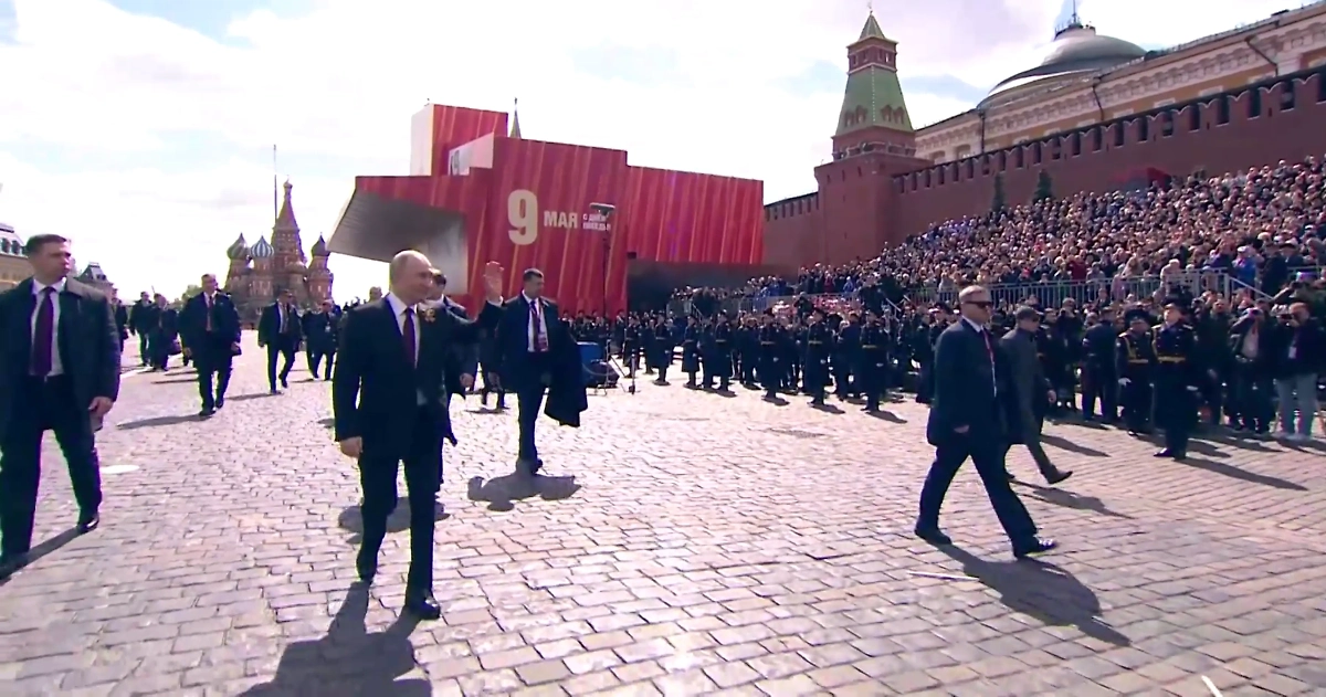 Владимир Путин покидает Красную площадь. Обложка © Life.ru