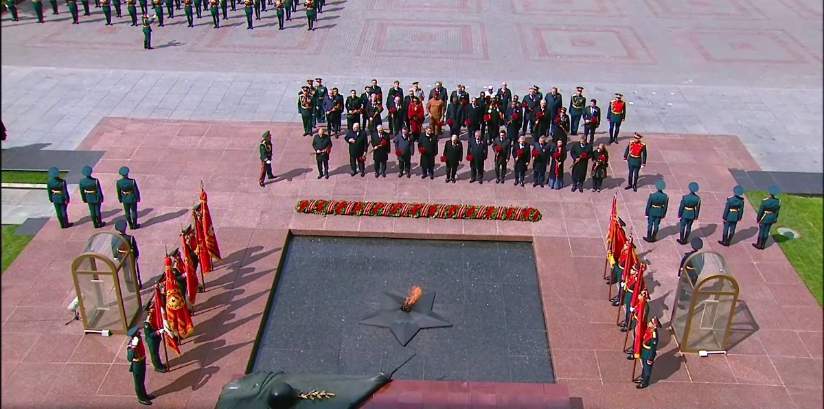 Владимир Путин и мировые лидеры возлагают цветы на Могилу Неизвестного Солдата. Обложка © Life.ru