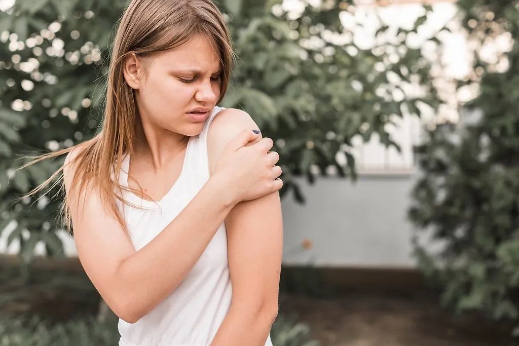Аллергическая реакция на укус комара может длиться несколько суток. Обложка © freepik