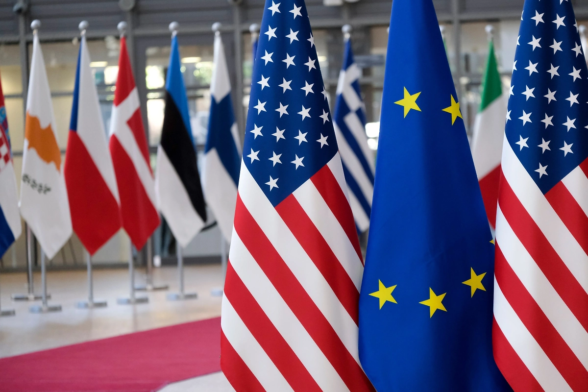 Флаги США и ЕС. Обложка © Shutterstock / FOTODOM / Alexandros Michailidis