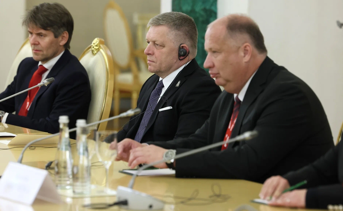 Роберт Фицо в ходе встречи с Владимиром Путиным. Обложка © kremlin.ru