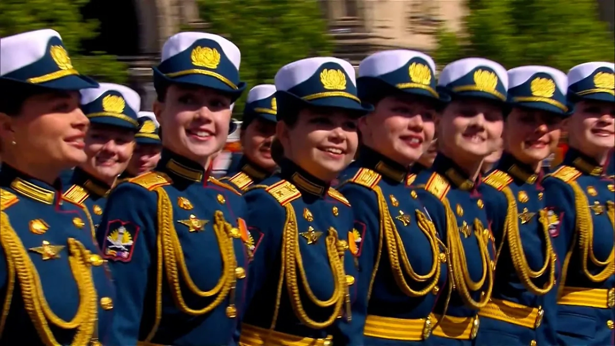 Парадный женский батальон марширует по Красной площади 9 Мая. Обложка © Life.ru