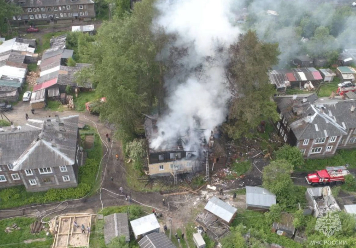 Место пожара в Архангельске. Обложка © Telegram / МЧС по Архангельской области