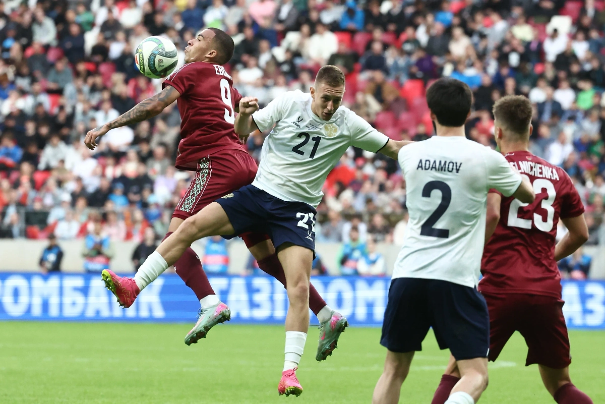 Ярослав Гладышев (№ 21) в матче против сборной Белоруссии. Обложка © ТАСС / Сергей Фадеичев