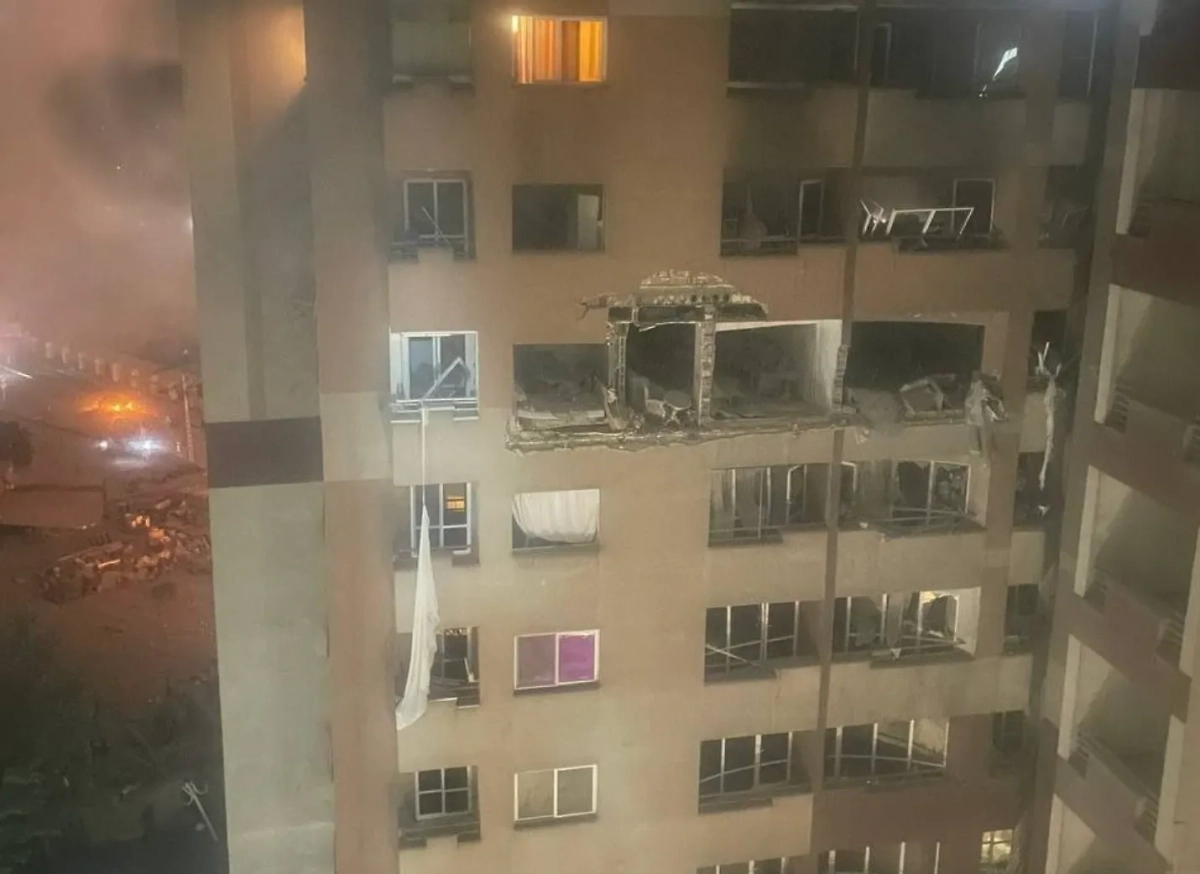 Соседнее здание с обрушившимся. Фото © Х / BabakTaghvaee1