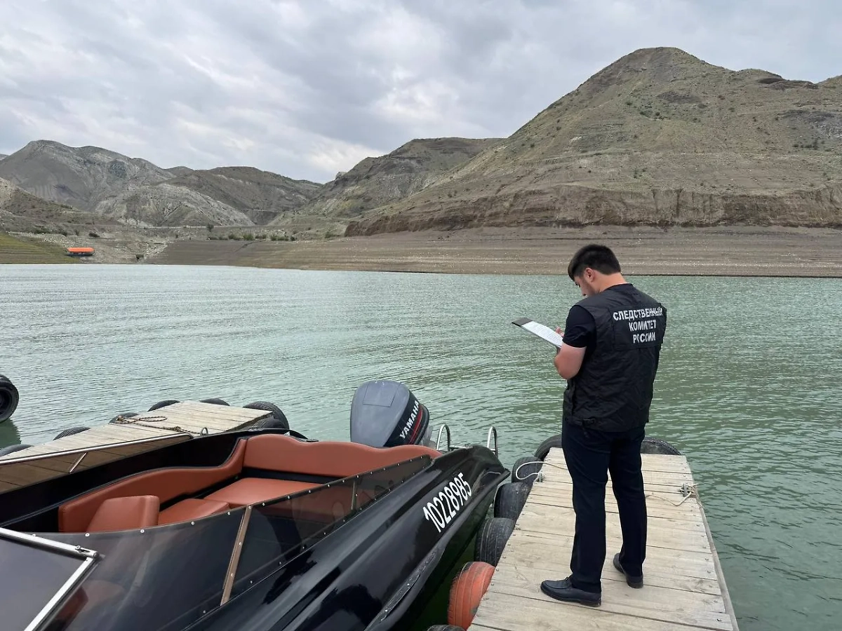 Работа сотрудников СКР на месте происшествия. Обложка © Telegram / Западное межрегиональное следственное управление на транспорте СК РФ