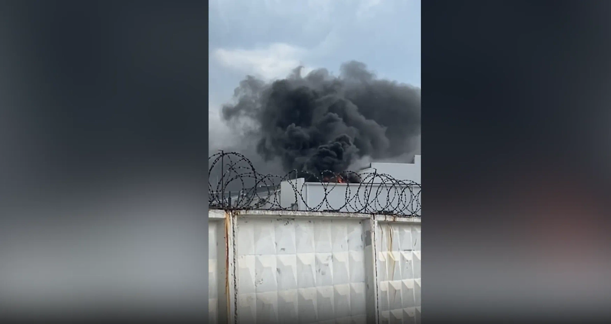 Пожар на молокозаводе в Челябинской области. Обложка © VK / «Подслушано Южноуральск»/ Иван Левшин