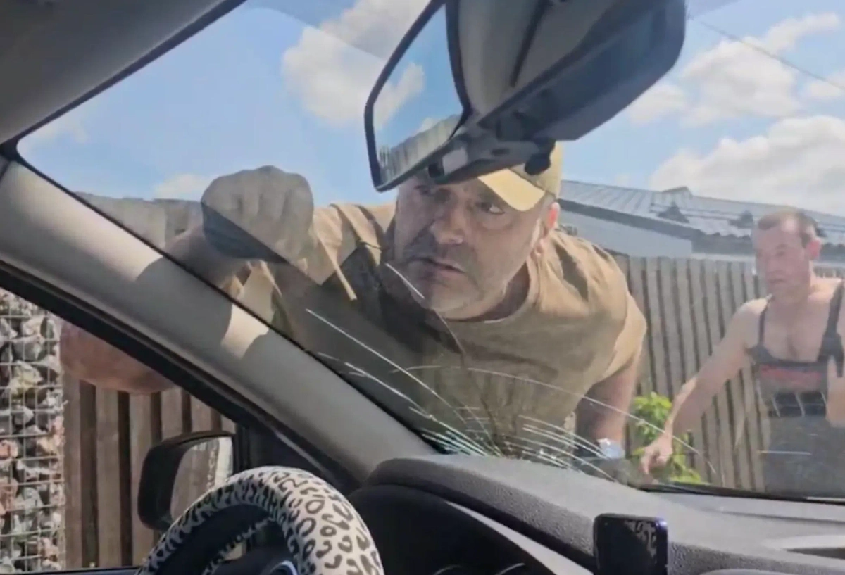 Артист Мариинского театра разбил стекло автомобиля журналистам. Фото © 78.ru