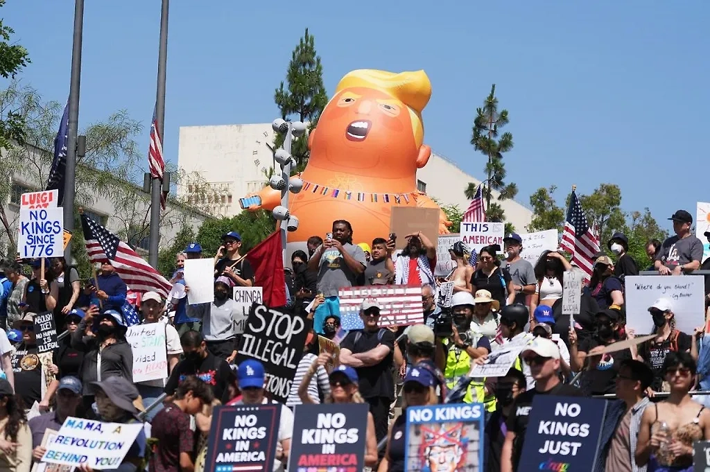 Участники протестов против политики президента США. Обложка © Х / el_universal_mx