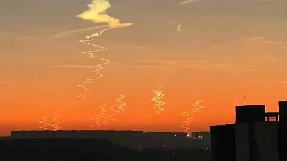 Странные объекты в небе над Египтом. Фото © Х / almasryalyoum