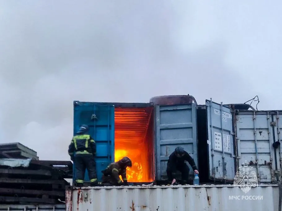 Пожар на складе. Обложка © Telegram / МЧС Республики Саха (Якутия)