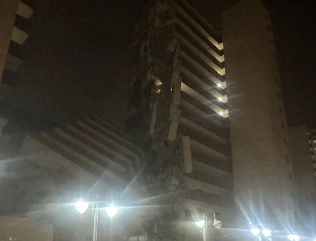 Рухнуло здание в городе Шахид Чамран. Обложка © Х / evanhill