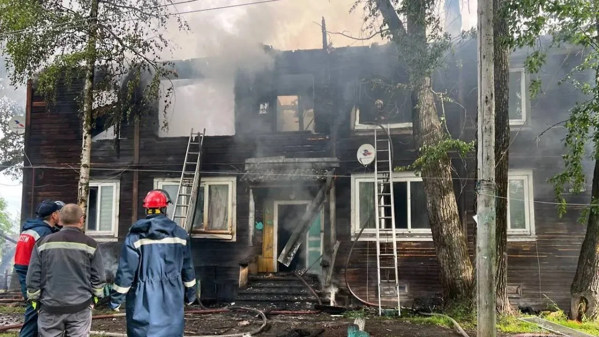 Кадры с места пожара. Фото © Telegram / МЧС Архангельской области