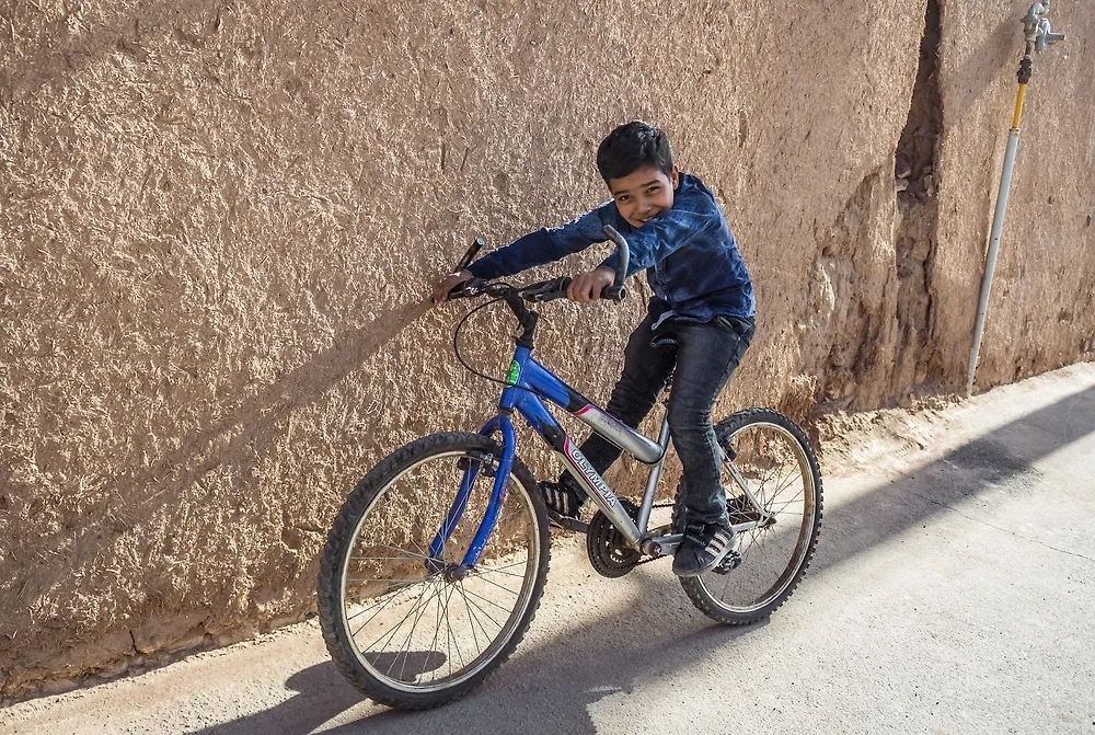 Мальчик из Ирана (иллюстрация). Обложка © Shutterstock / FOTODOM / Fotokon