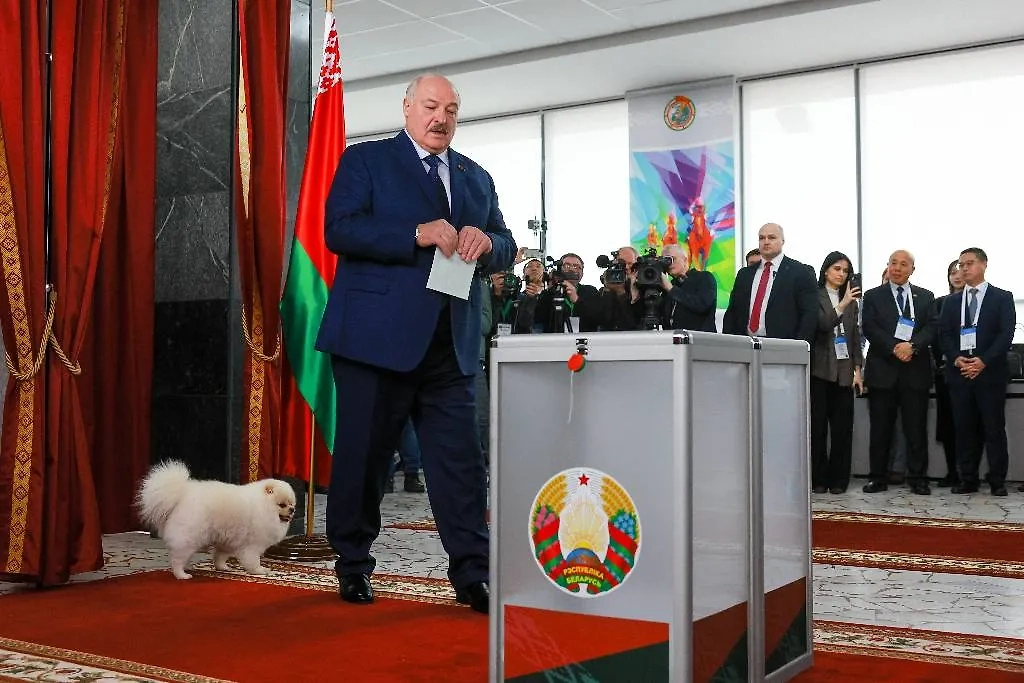 Александр Лукашенко и его шпиц Умка. Обложка © ТАСС / Владимир Смирнов