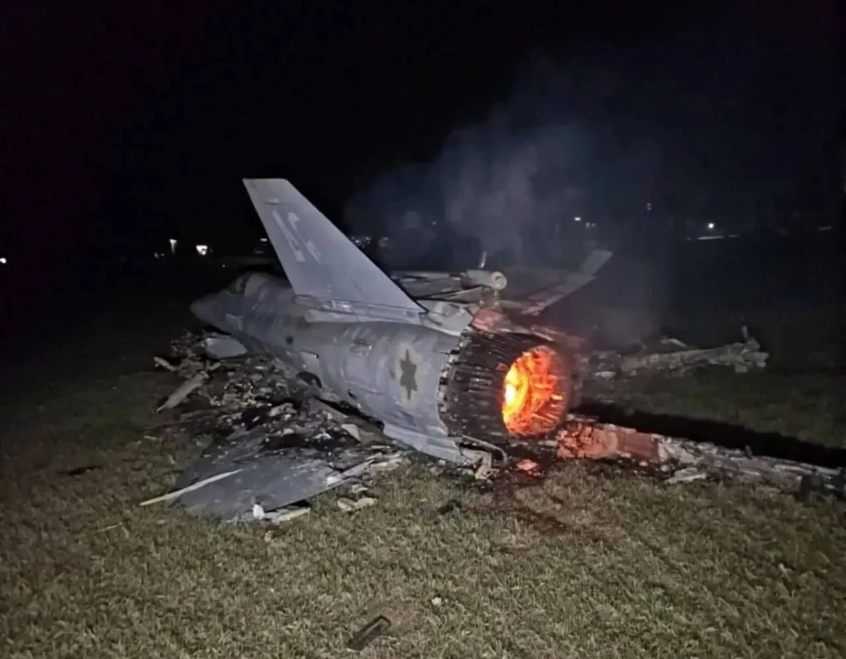 Сбитый истребитель. Обложка © Mehr