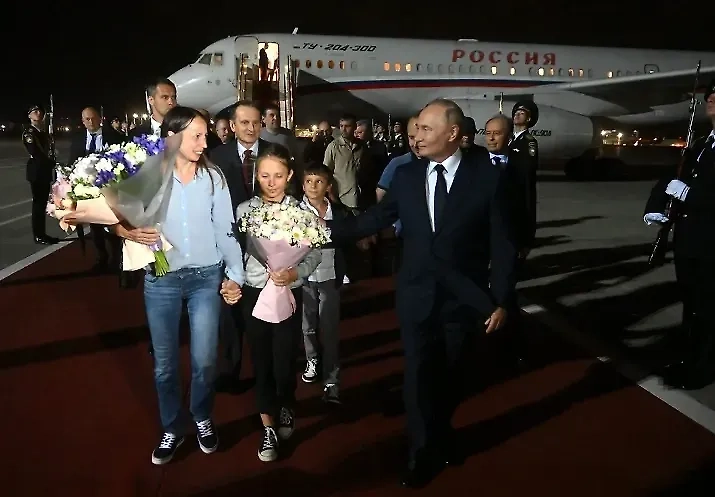 Разведчица-нелегал Анна Дульцева с детьми и президентом РФ Владимиром Путиным. Фото © Пресс-служба Кремля