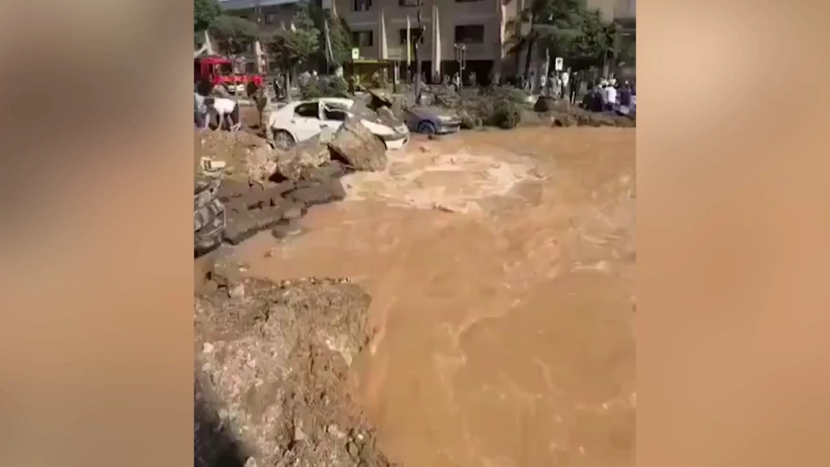 Последствия подрыва водопровода в Тегеране. Обложка © X / Tehran Times