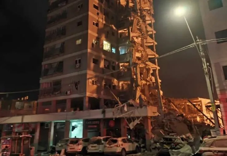 Разрушенное здание в Бат-Яме. Обложка © Х / Breaking News