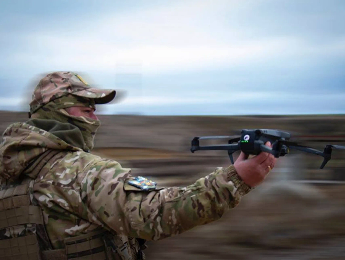 Боец ВСУ с дроном. Обложка © president.gov.ua