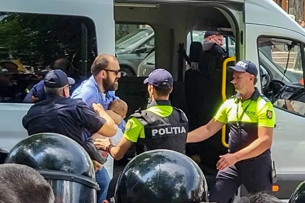 Задержание участника «Марша семьи», который был организован в знак протеста против ЛГБТ*-парада. Обложка © ТАСС / Софья Верная