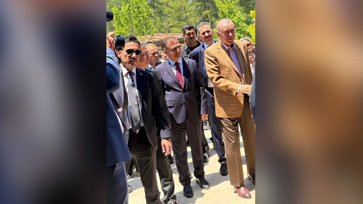 Реджеп Тайип Эрдоган в туфлях, которые привлекли внимание в медиа. Обложка © X / Solcu Gazete