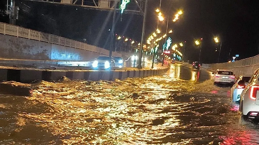 Улицы Сочи после ливней. Обложка © Telegram / SHOT