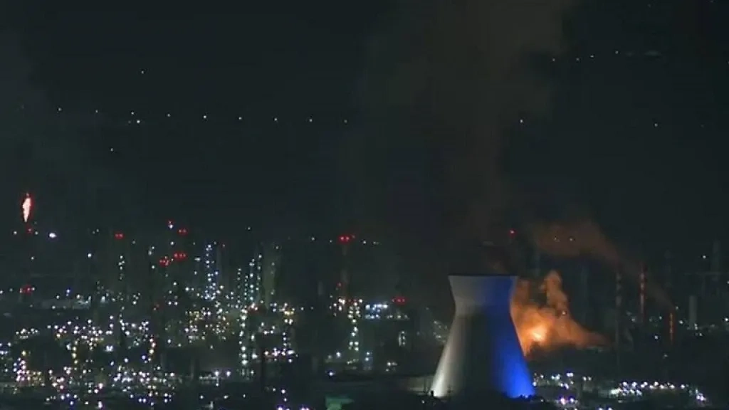 Дым на электростанции в Хайфе. Обложка © Telegram / خبرگزاری تسنیم