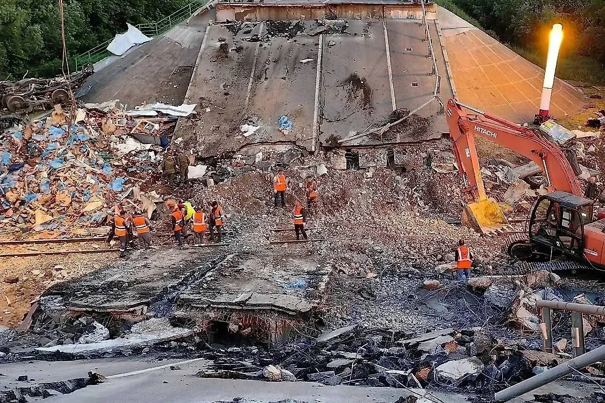 Последствия подрыва моста над железной дорогой в Брянской области. Обложка © МЧС России