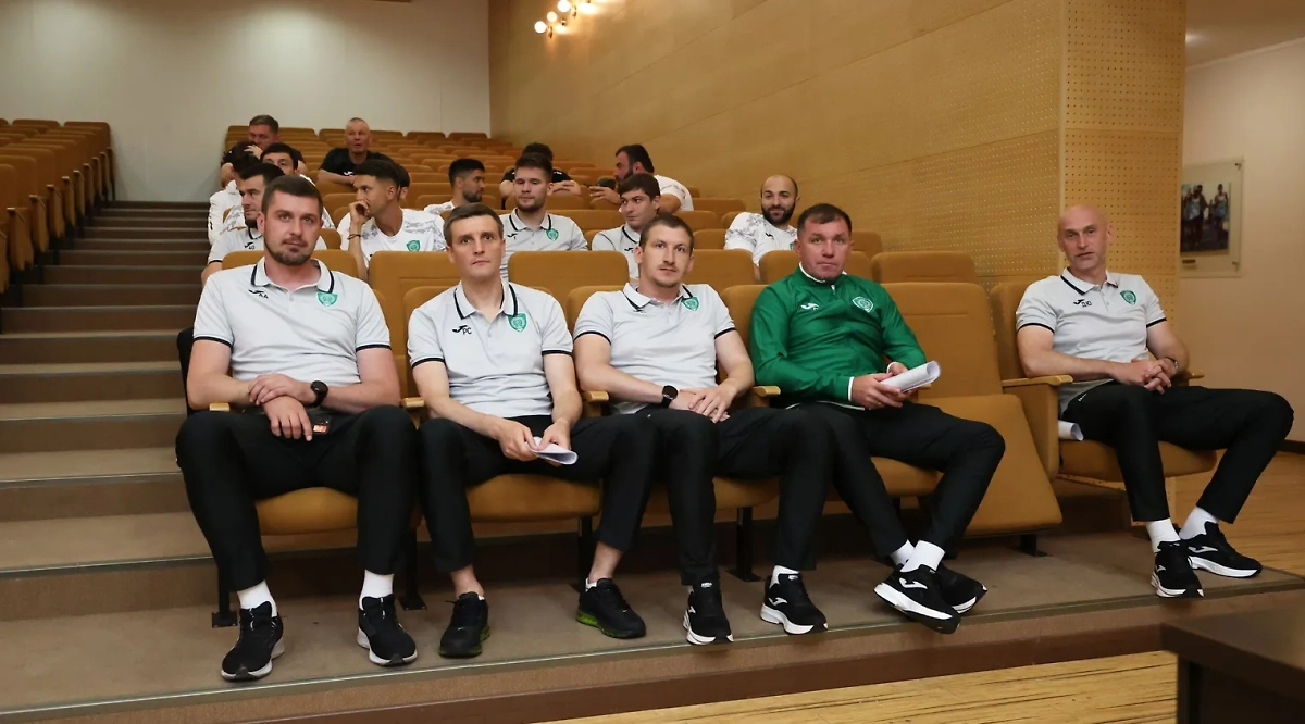 Новый тренерский штаб «Ахмата» во главе с Александром Сторожуком (в зеленой куртке). Обложка © VK / ФК "Ахмат" Грозный