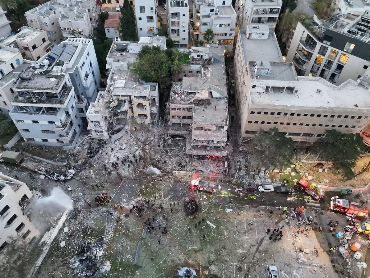 Разрушения в Тель-Авиве после атаки Ирана. Обложка © X / Middle East Observer