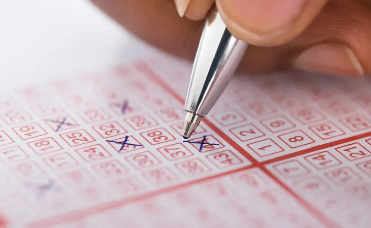 Строитель выиграл в лотерею 25 миллионов рублей. Обложка © Shutterstock / FOTODOM / Andrey_Popov