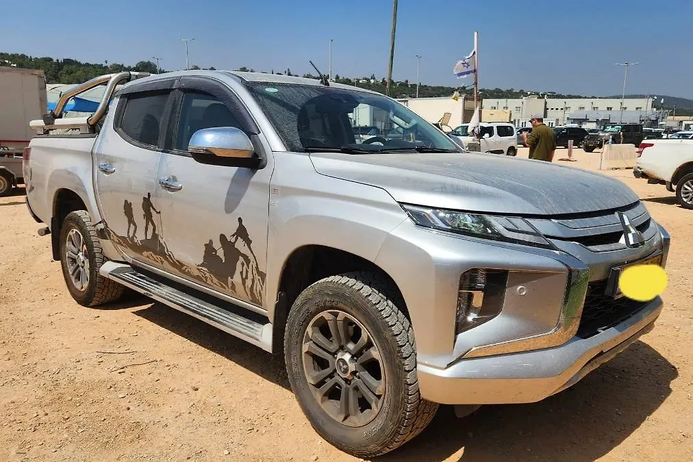 Mitsubishi L200 Кляйн. Обложка © Facebook (признан экстремистской организацией и запрещён на территории Российской Федерации) / Einat Klein