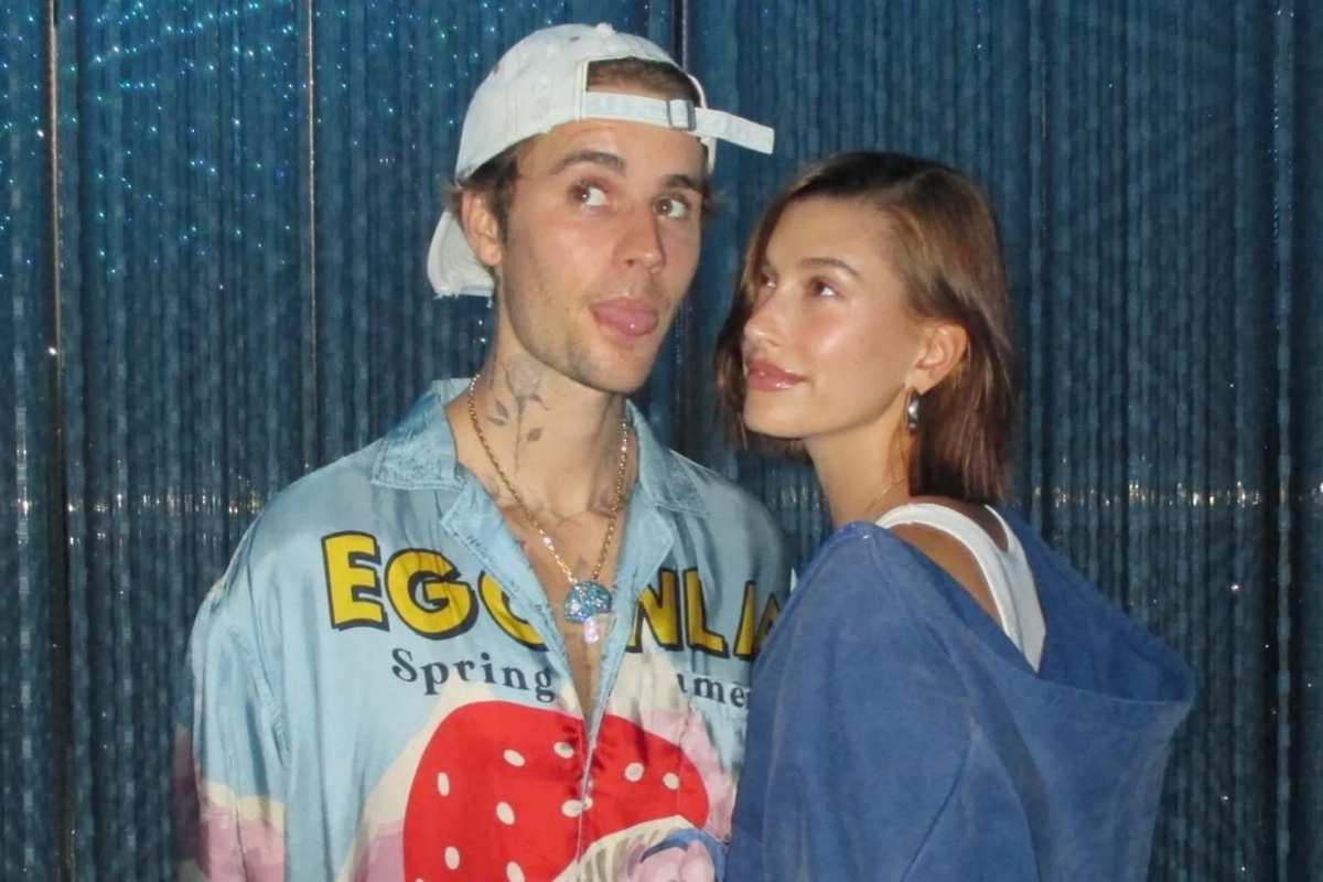 Джастин и Хейли Бибер. Обложка © Instagram (признан экстремистской организацией и запрещён на территории Российской Федерации)/ haileybieber