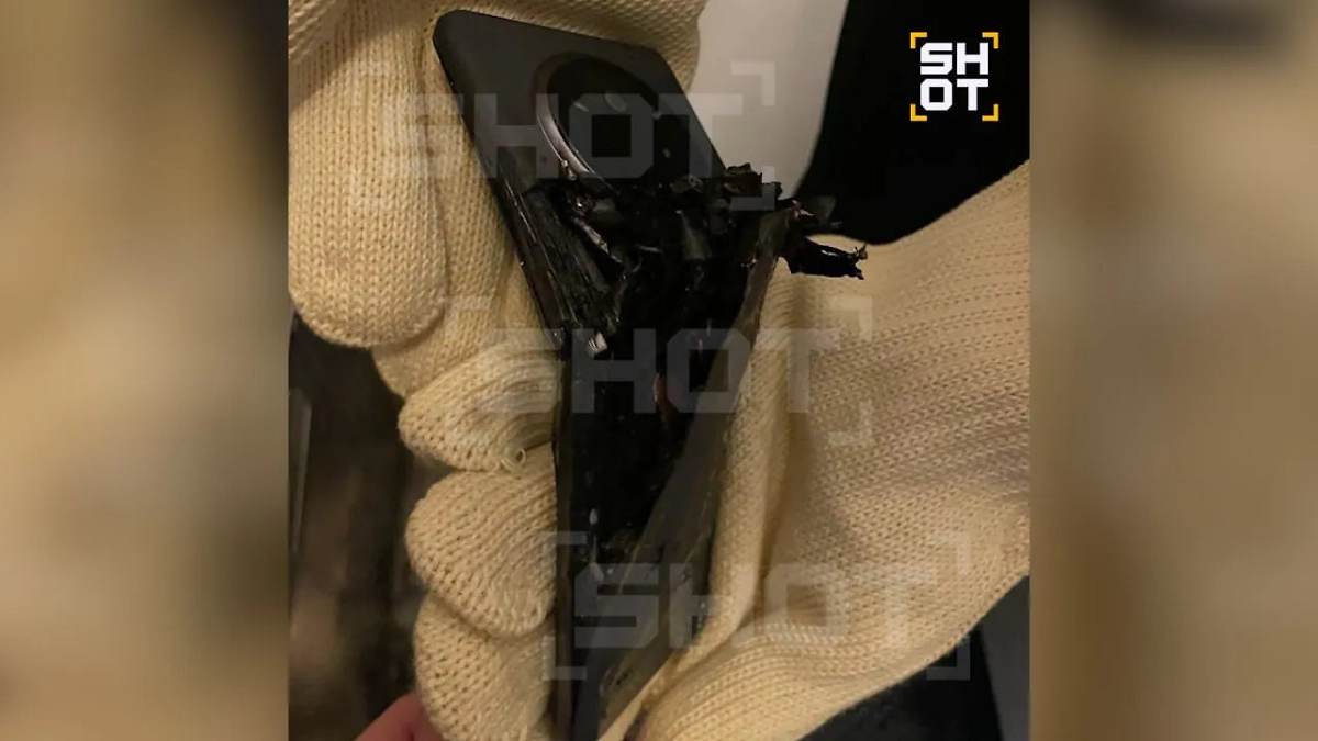 Сгоревший телефон Realme на борту самолёта. Фото © Telegram / SHOT