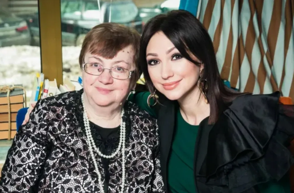 Согдиана с мамой. Обложка © Instagram (признан экстремистской организацией и запрещён на территории Российской Федерации) / sogdianamusic