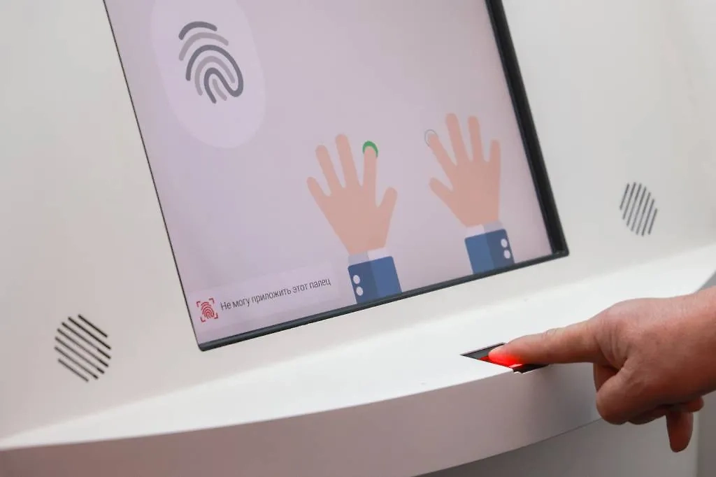 Для загранпаспорта нового образца потребуется биометрия. Фото © ТАСС / Владимир Гердо 