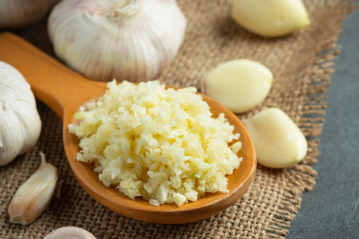 Против грибков и тли можно применять чеснок. Фото © Freepik 