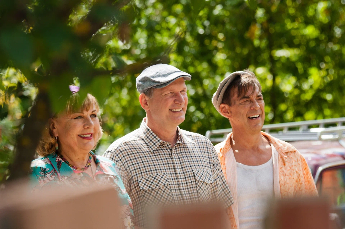 Николай Добрынин в роли Митяя Буханкина (крайний справа). Кадр из сериала «Сваты 7». Фото © «Сваты 7», режиссёр Андрей Яковлев, сценарист Андрей Яковлев, Алексей Жиленков, Андрей Нестеров, Андрей Авсеюшкин, Андрей Ильков, Алексей Жук / Kinopoisk