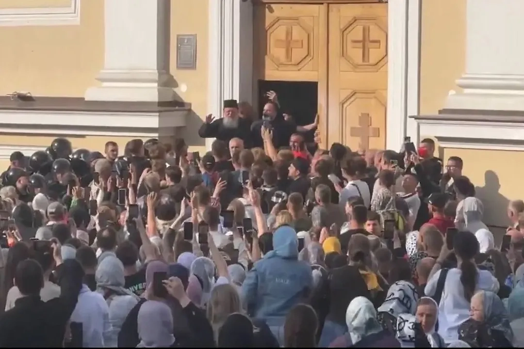 Перед входом стоит митрополит Мелетий и часть прихожан УПЦ МП вошли в храм в Черновцах на Украине. Обложка © Х / ГЛАВКОМ